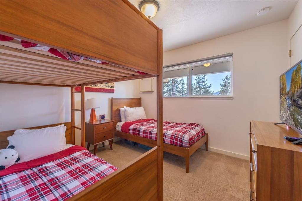 Lake Views, Pet-Friendly Cabin With Hot-Tub In King'S Beach キングスビーチ エクステリア 写真